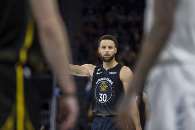 Stephen Curry anota 33 puntos y Warriors vencen a los Jazz