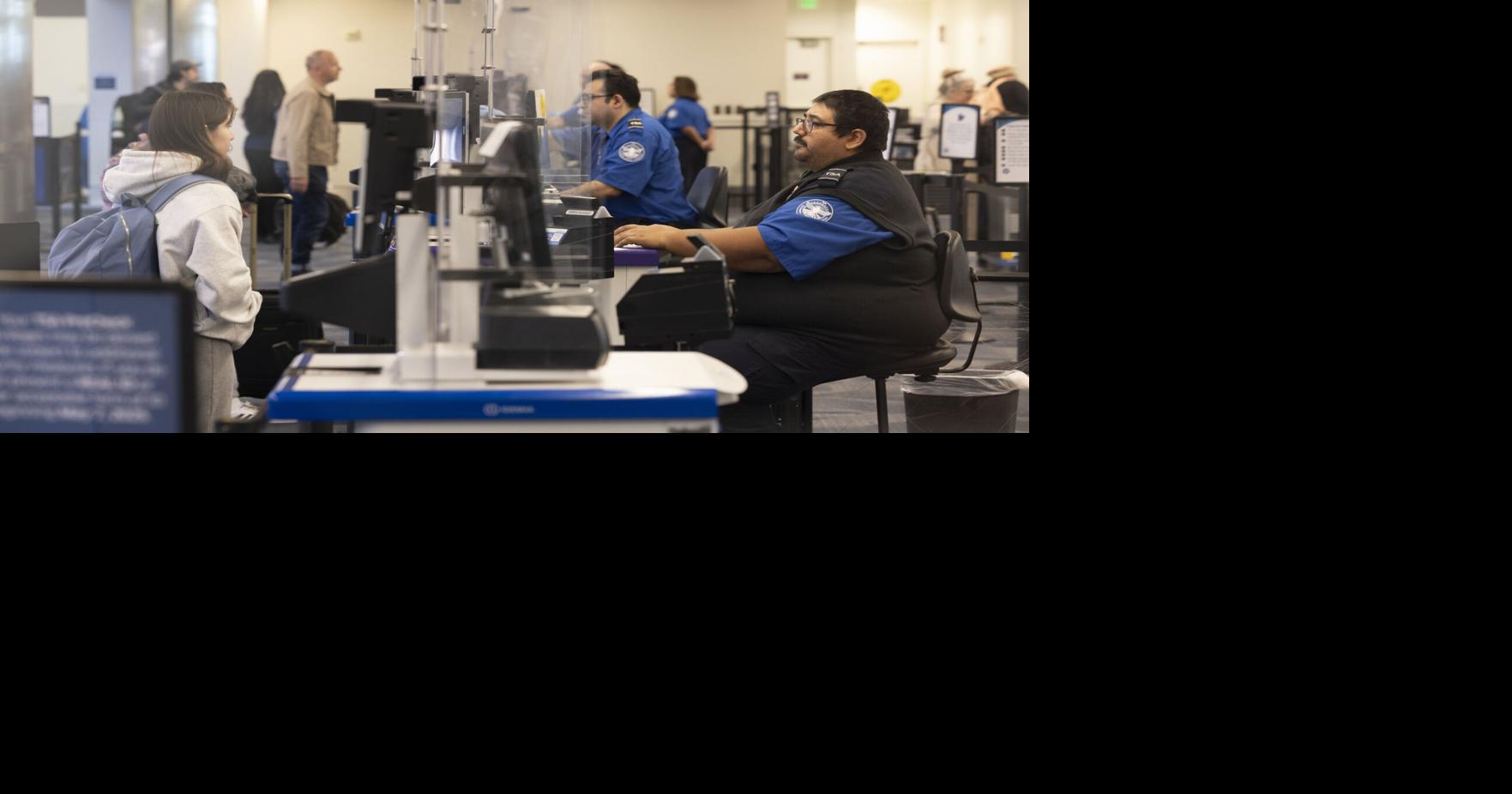 Empleados de la TSA en Puerto Rico piden revertir retiro de sillas en puestos de control
