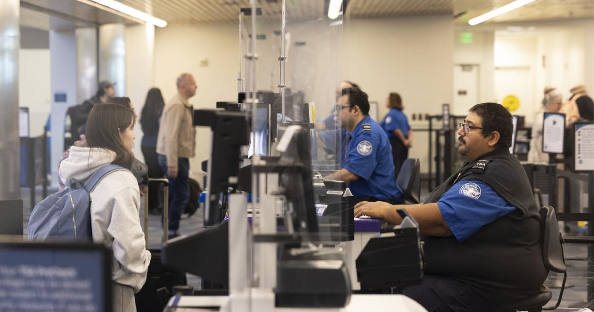 Empleados de la TSA en Puerto Rico piden revertir retiro de sillas en puestos de control