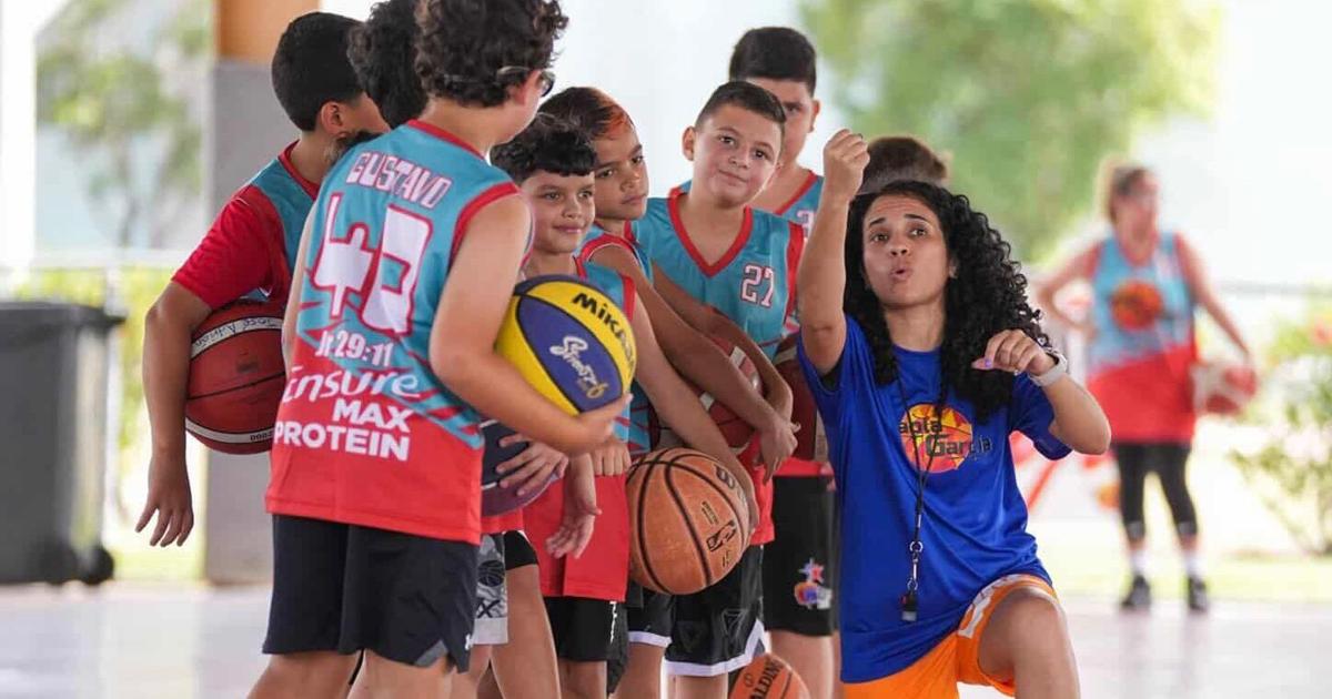 De romper barreras en el baloncesto masculino a formar jóvenes: la misión de Paola García