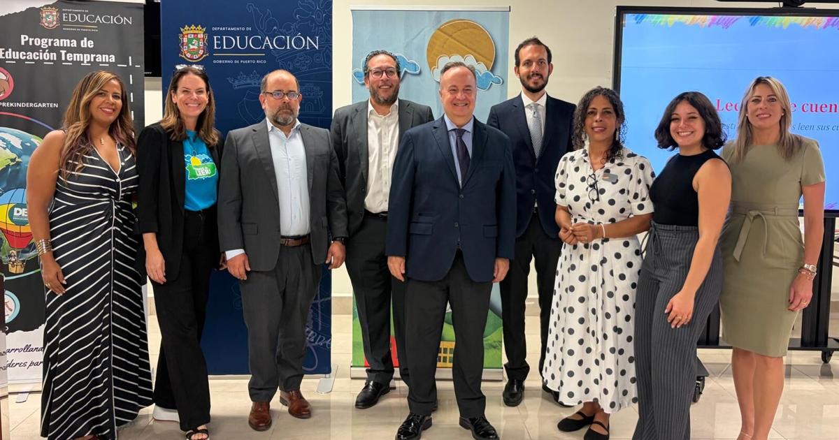DE premia a 18 estudiantes ganadores del certamen literario "Había una vez en Puerto Rico"