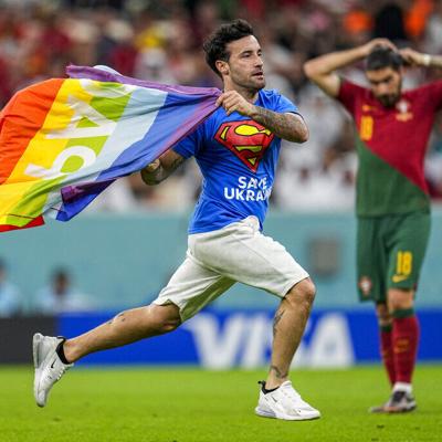 VÍDEO: Fanático interrumpe el partido entre Portugal y Uruguay con una bandera de la comunidad Lgbtq