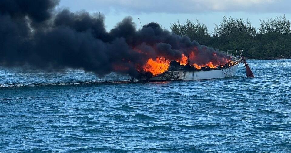 Reportan incendio de una embarcación en Isleta Marina de Fajardo