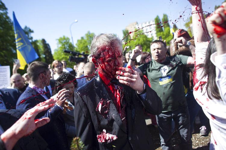 Manifestantes arrojan pintura roja a un embajador ruso en Polonia 62796526ad2ae.image