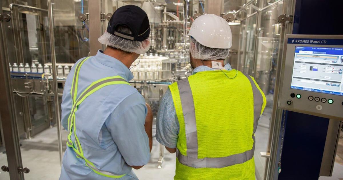 Embotelladoras de Puerto Rico aumentan producción de agua ante sequía y racionamiento