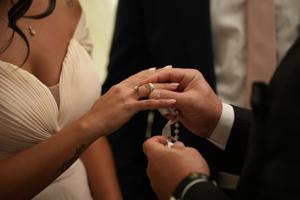 Imagen del artículo de El Vocero: Dominicana es señalada como cabecilla de red que cobraba hasta $40,000 por matrimonios fraudulentos en Massachusetts