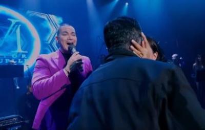 VÍDEO: Pareja se compromete en medio de concierto de Víctor Manuelle