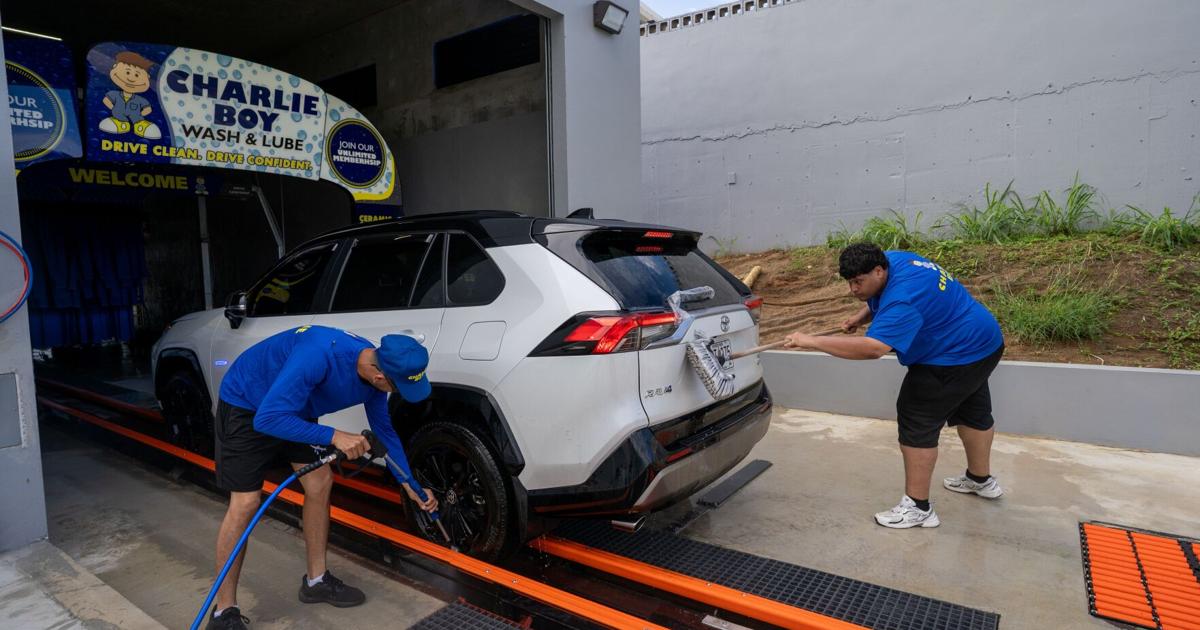 Negocios de autolavado sobreviven la sequía con reciclaje de agua y pozos autorizados