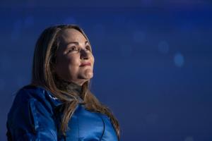 Imagen del artículo de El Vocero: "El verdadero propósito comenzó cuando regresé a Tierra": Deborah Martorell celebra un año de su histórico viaje al espacio