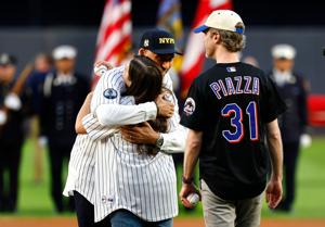 Imagen de la cobertura de: Brielle Saracini y Sean McGuire hacen lanzamiento de honor en el Yankee Stadium