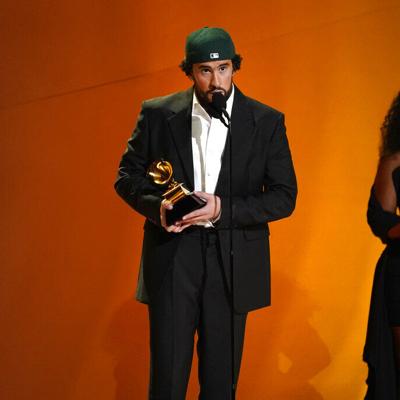 Bad Bunny dedica Grammy a Puerto Rico
