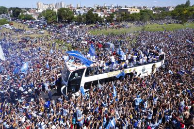 VÍDEO: La selección de Argentina aborda helicópteros ante un mar de fanáticos