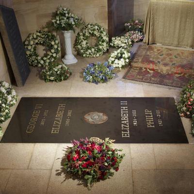Incluyen nombre de Isabel II en lápida real en Windsor