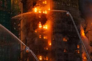 Al menos 13 muertos en incendio en complejo residencial en Hong Kong