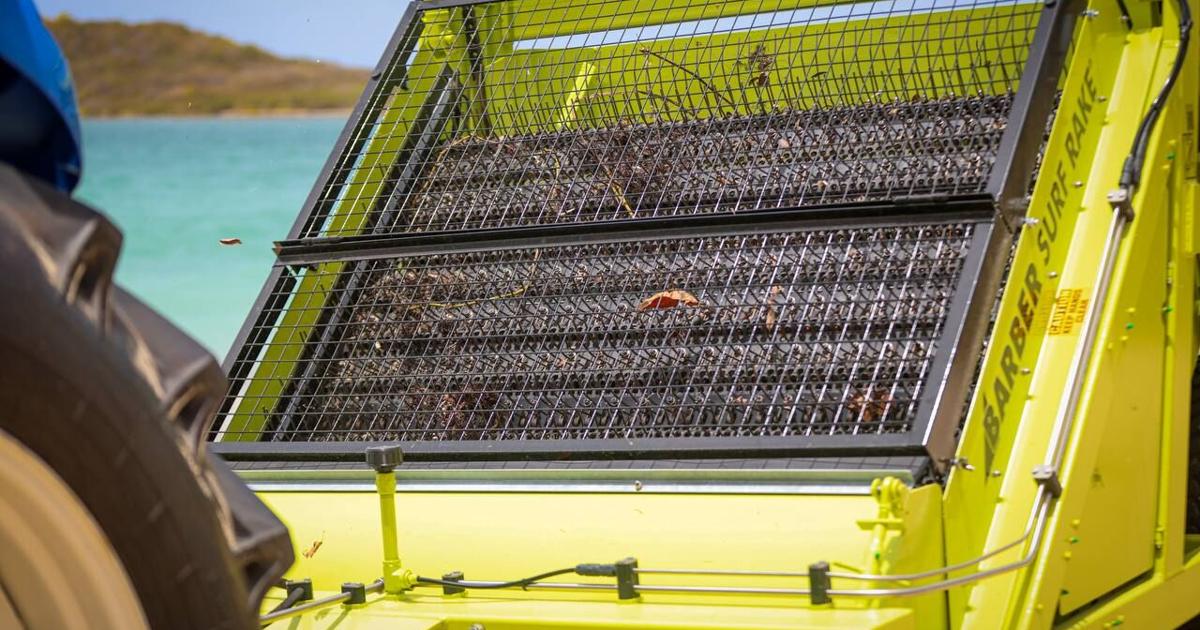 Vieques adquiere tractor por $155,480 para combatir el sargazo en sus playas