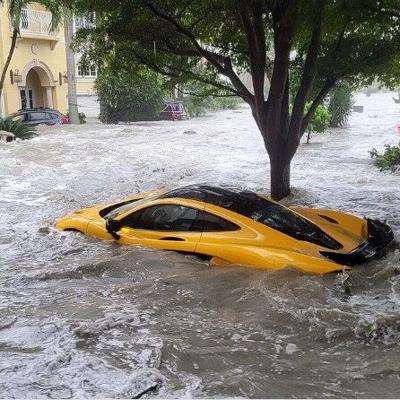 El huracán Ian arrastra el lujoso auto de un hombre en Florida