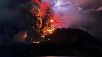 Indonesia eleva máximo nivel de alerta, tras otra erupción del volcán Ruang
