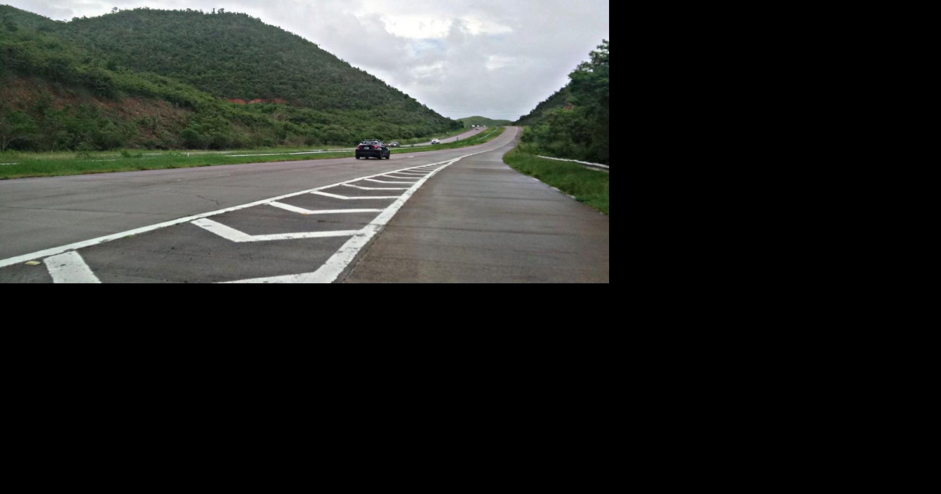 Fuego forestal cierra ambos carriles de la PR-53 en Guayama