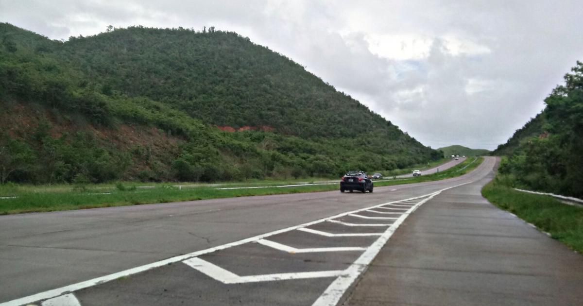 Fuego forestal cierra ambos carriles de la PR-53 en Guayama