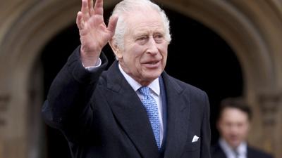 Rey Carlos III visita organización contra el cáncer