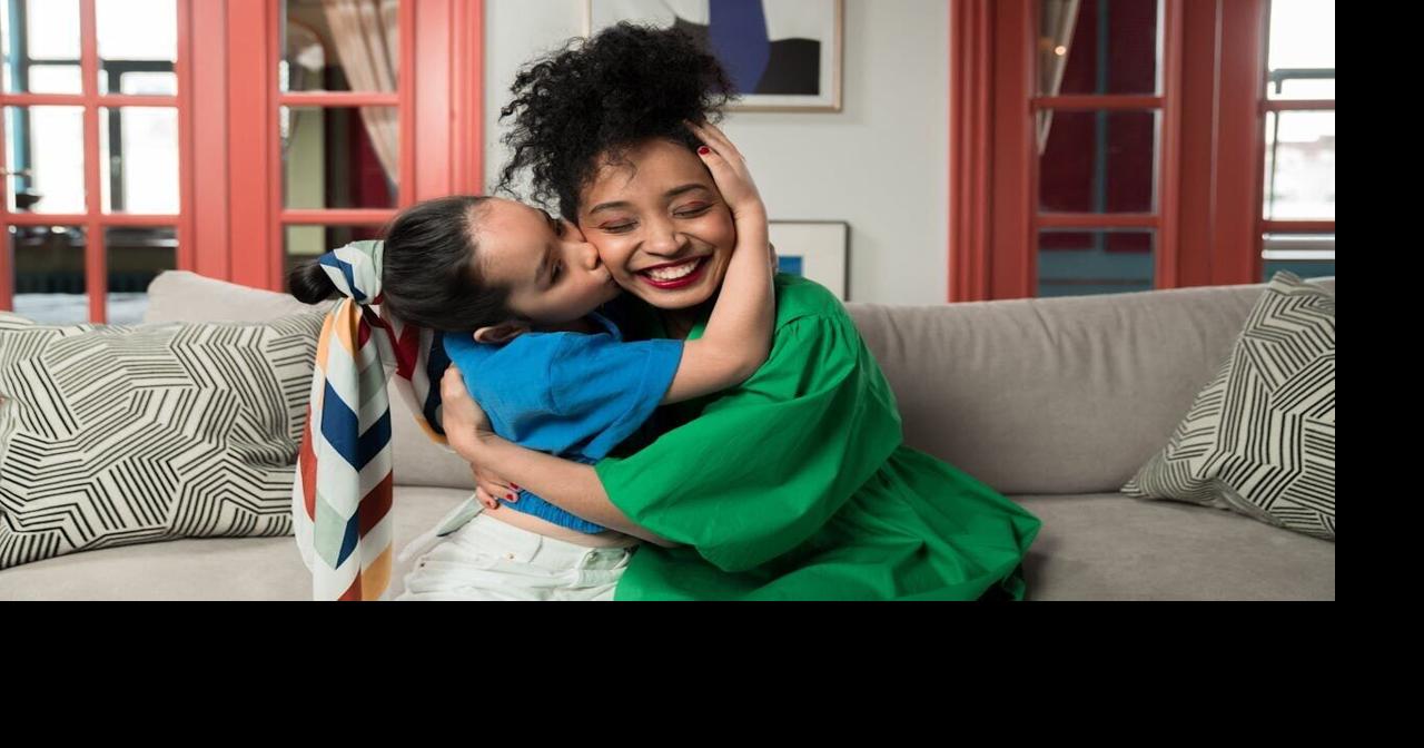 El Abrazo Materno: Cómo el Afecto en la Infancia Protege la Salud Mental Adolescente