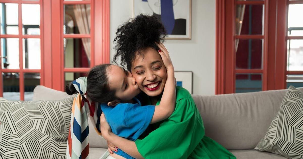 El Abrazo Materno: Cómo el Afecto en la Infancia Protege la Salud Mental Adolescente