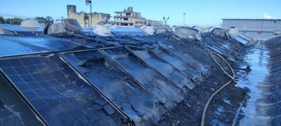 Actualización - Bomberos apagan el fuego en la Plaza del Mercado en Río Piedras