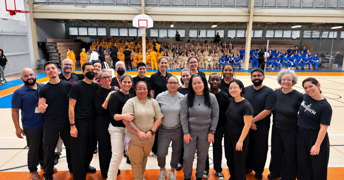 Confinadas presentan proyecto de danza con artistas profesionales en institución correccional de Bayamón