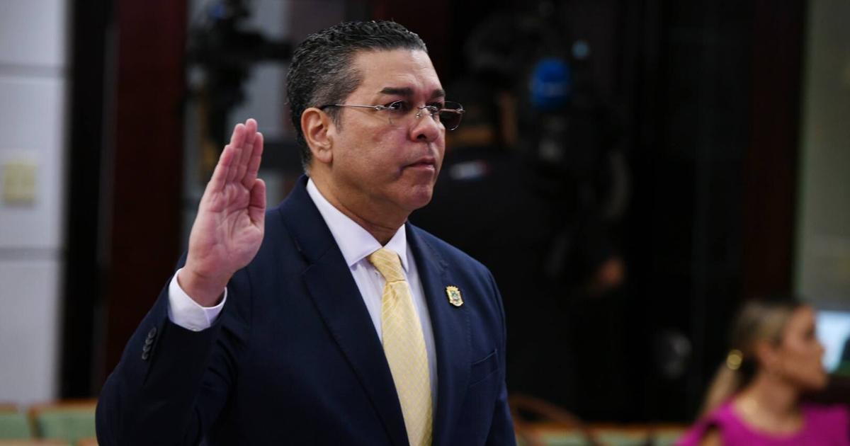 Zar de Energía confirma entrevista con el FBI y rechaza renunciar tras vista sobre contrato cancelado
