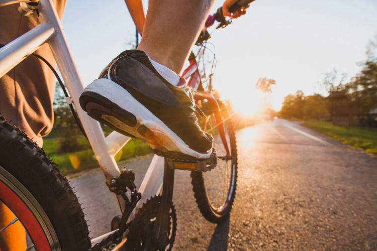 Una pareja anda en bicicleta sin ropa para conectar más con la naturaleza 61d8df3b79445.image