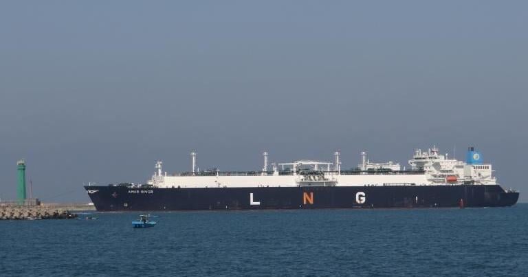 Disputa legal mantiene al buque metanero Amur River fuera de la Bahía de San Juan