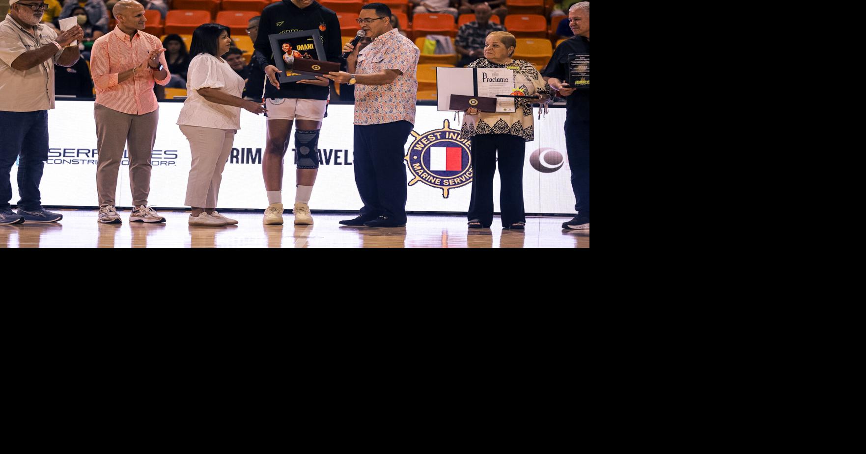 Imani McGee recibe llave de Juana Díaz en inauguración de temporada de las Monarcas