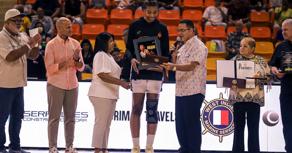 Imani McGee recibe llave de Juana Díaz en inauguración de temporada de las Monarcas