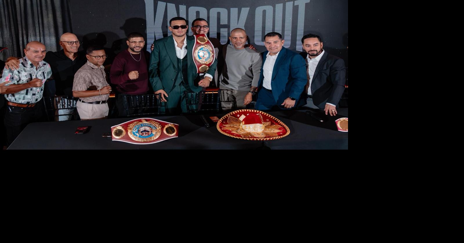 David Benavidez recibe cinturón de la OMB en Puerto Rico rodeado de leyendas del boxeo