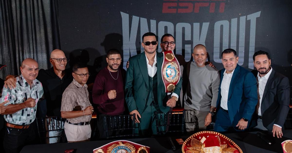 David Benavidez recibe cinturón de la OMB en Puerto Rico rodeado de leyendas del boxeo