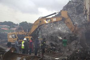 Imagen de la cobertura de: Deslave en vertedero en Conakry deja 30 muertos y siguen labores de rescate