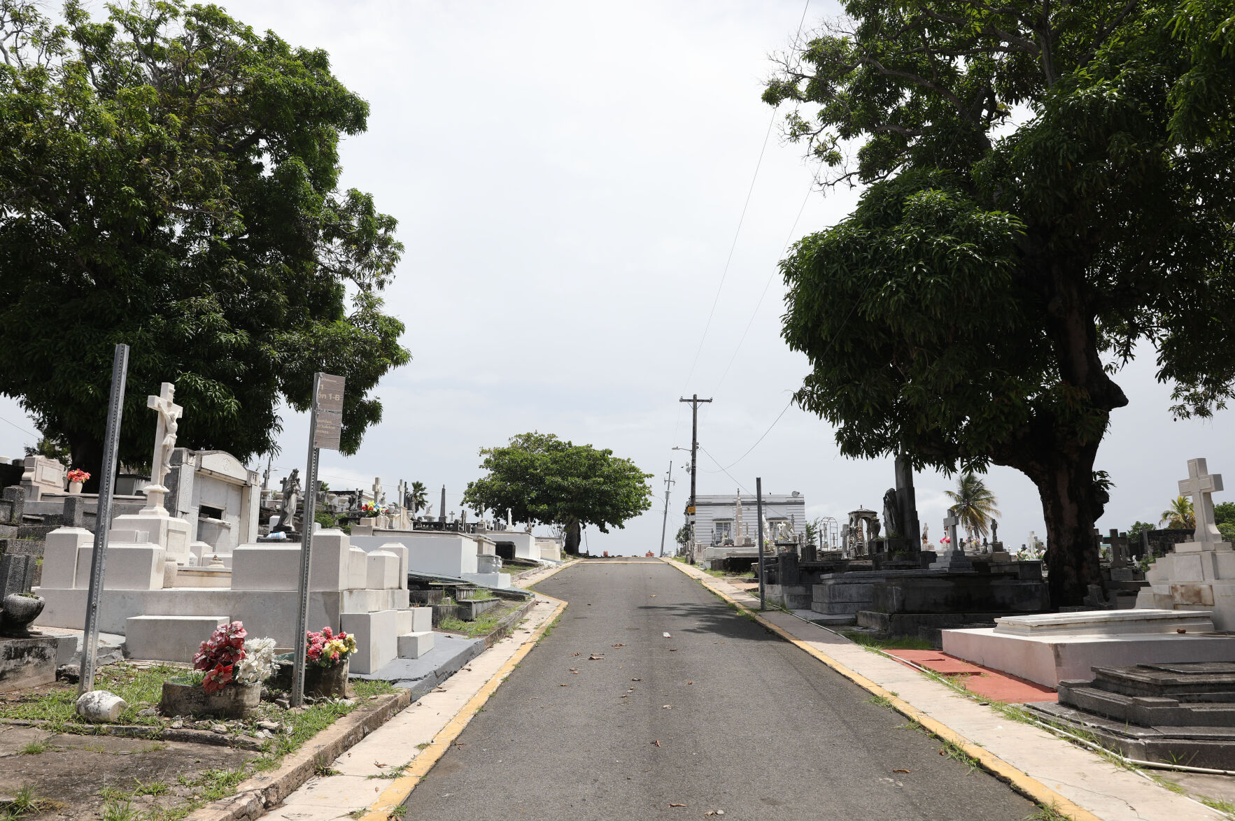 Los cementerios de la Isla se est n quedando sin espacio y los