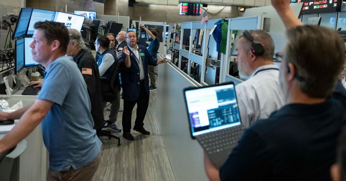 Wall Street retrocede ante expectativas de alza en tasas de interés por la Fed