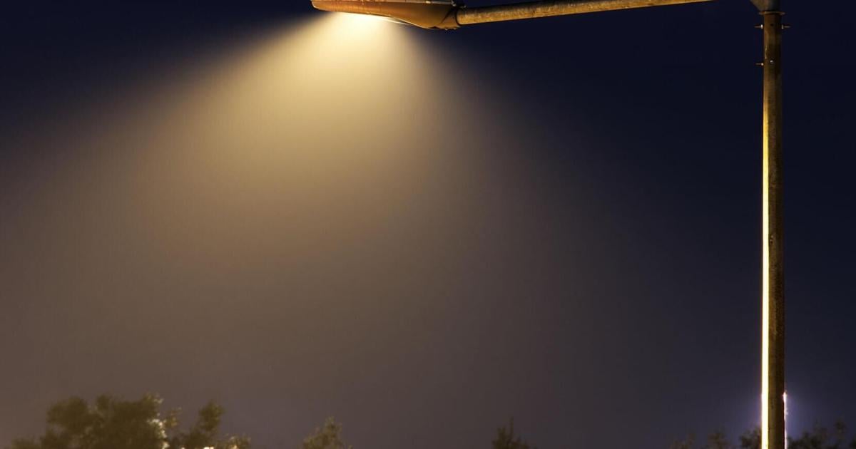 Guayama instala 300 luminarias y exige a LUMA energizar postes apagados desde María