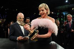 Imagen del artículo de El Vocero: “Widow’s Bay” rompe récord de los Emmy con 14 premios; “Pitt” gana mejor drama