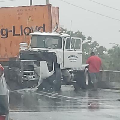 Choque provoca cierre de dos carriles en la PR-52
