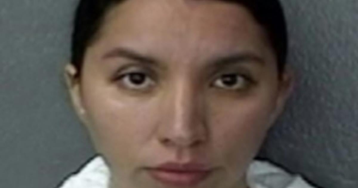Azafata ingresa a prisión acusada de agredir a su pareja con un cepillo en Carolina