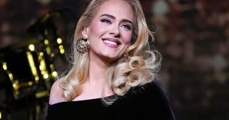 Adele disfruta del concierto de Bad Bunny en Londres con pava en mano