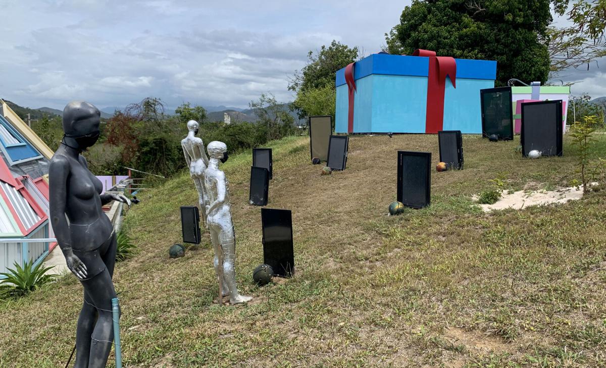 Caja de regalo gigante parte de la ruta del parque temático