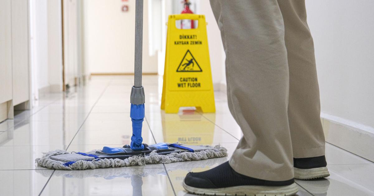 Denuncian reducción de 1,200 conserjes en escuelas públicas de Puerto Rico