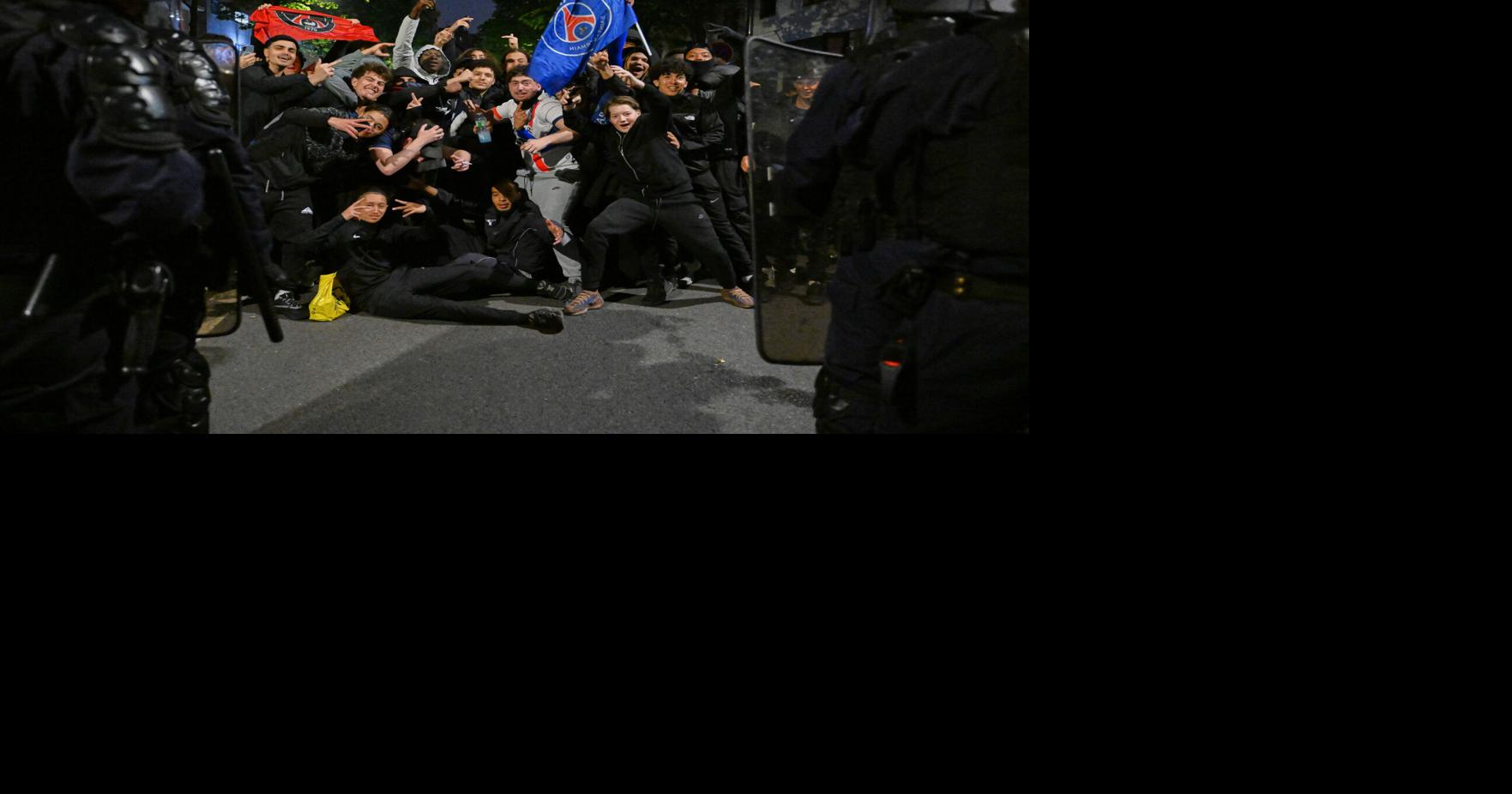 | Hubo once heridos entre los alborotadores y 23 agentes de policía sufrieron heridas leves.