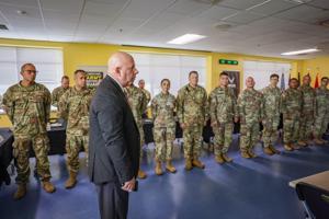 Imagen del artículo de El Vocero: Asesor del secretario de Guerra visita a la Guardia Nacional de Puerto Rico