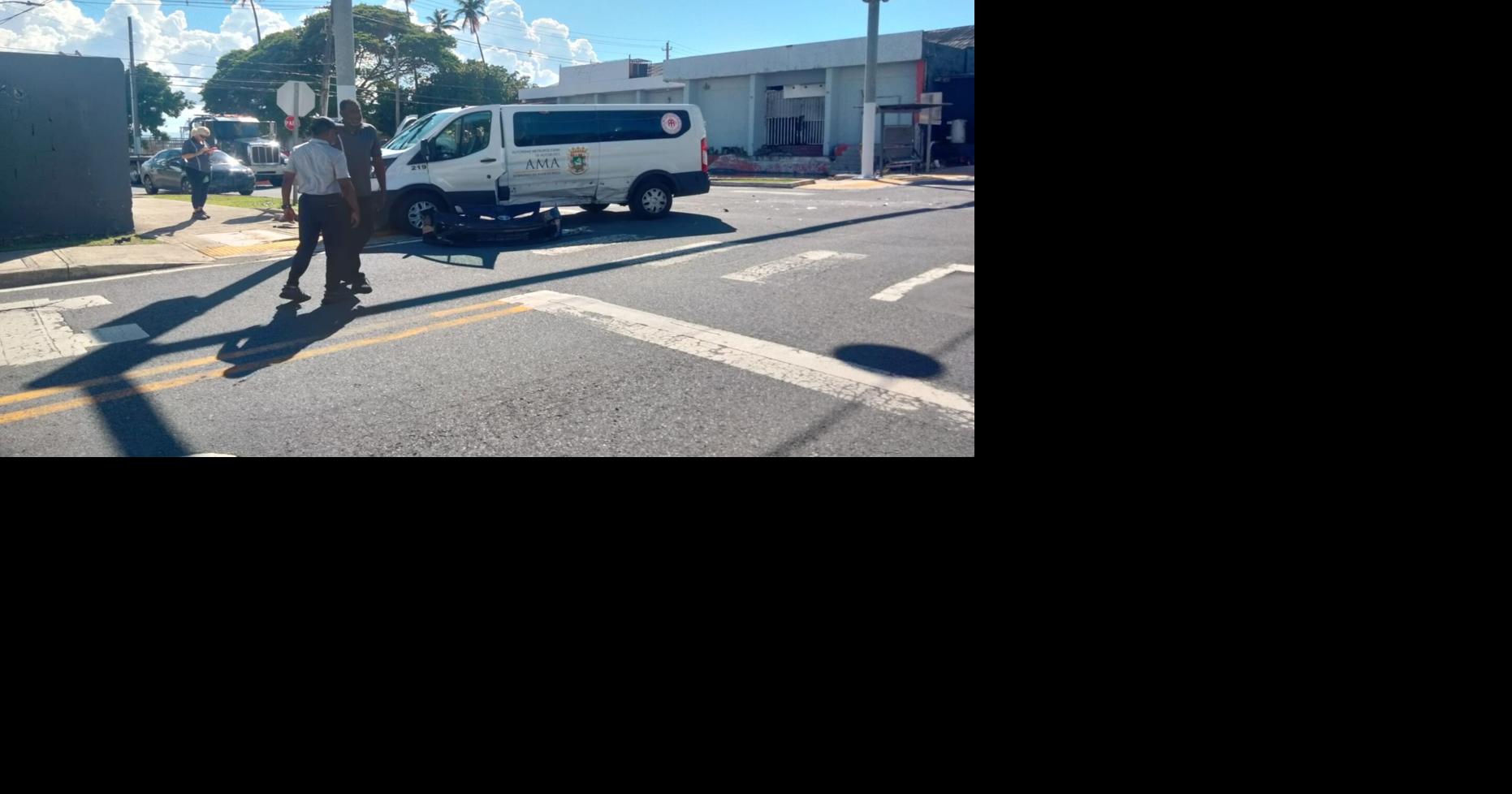 Tres empleados de la AMA hospitalizados tras choque en carril exclusivo en Puerta de Tierra