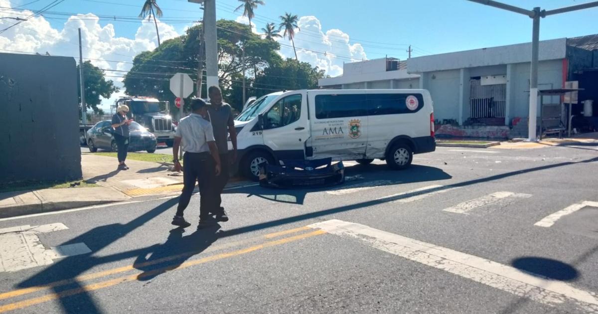 Tres empleados de la AMA hospitalizados tras choque en carril exclusivo en Puerta de Tierra