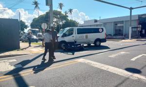 Imagen de la cobertura de: Choque en Puerta de Tierra deja tres empleados de la AMA heridos tras invasión de carril exclusivo